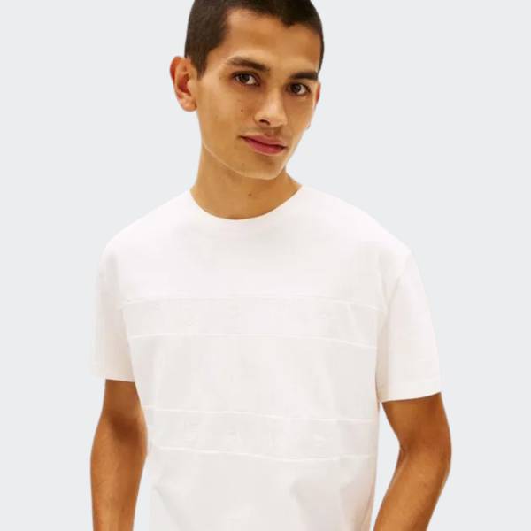 TOMMY JEANS REGULAR TONAL FLAG TEE