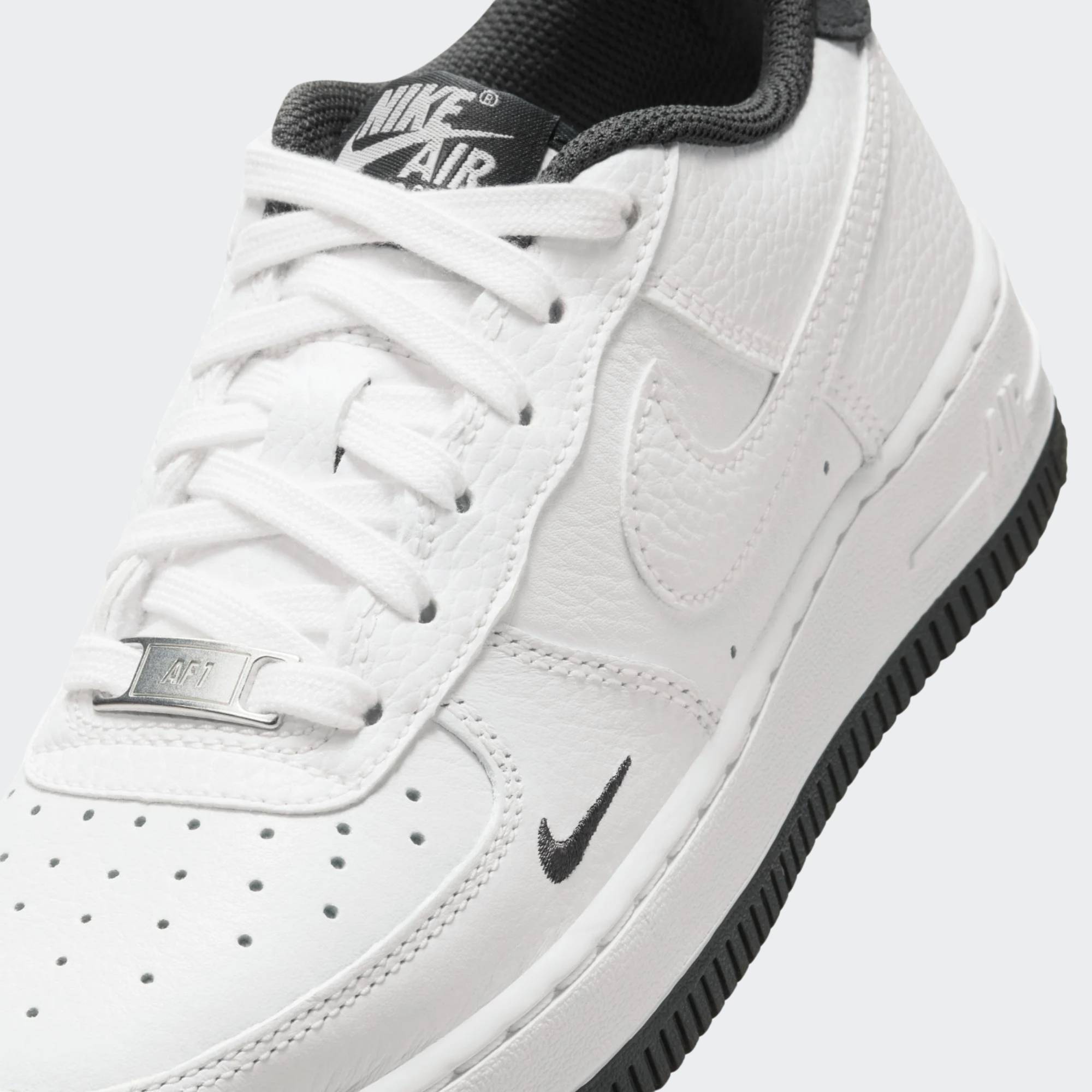 NIKE AIR FORCE 1 LV8