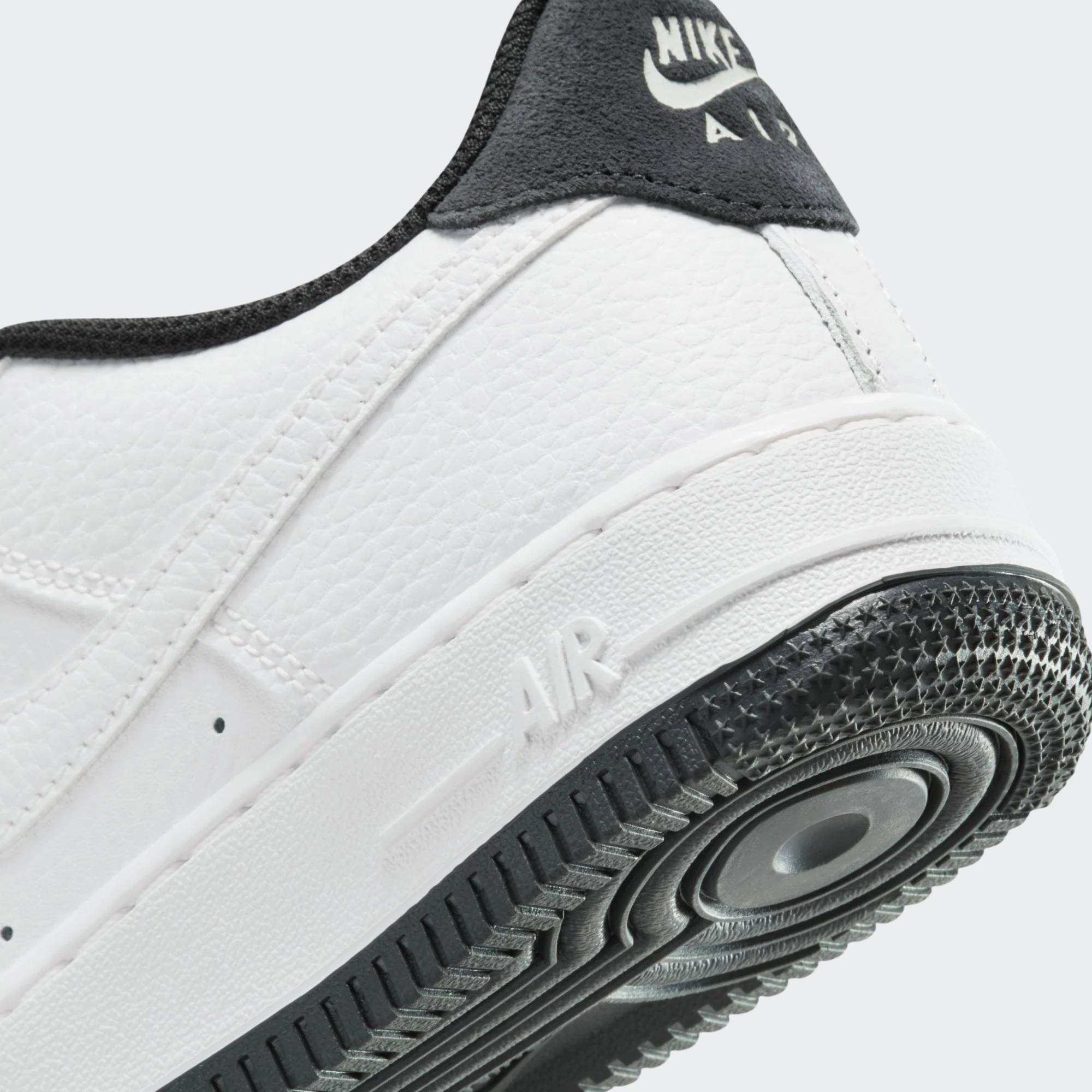 NIKE AIR FORCE 1 LV8